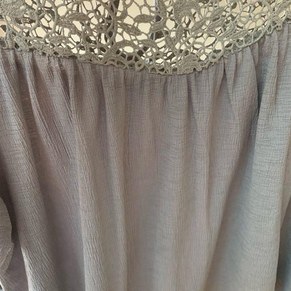Gray lace blouse - Picture 3 of 3